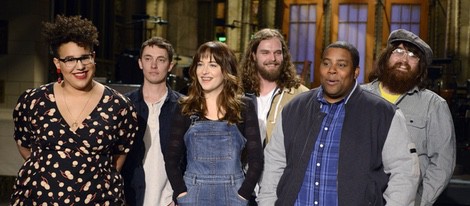 Dakota Johnson junto a miembros del equipo del 'SNL'