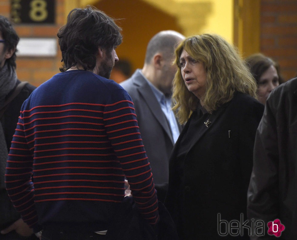 Daniel Sánchez Arévalo y su madre Carmen Arévalo en el tanatorio de Héctor Colomé