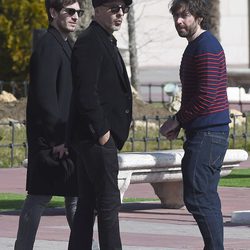 Quim Gutiérrez y Roberto Álamo y Daniel Sánchez Arévalo en el tanatorio de Héctor Colomé