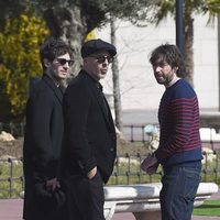 Quim Gutiérrez y Roberto Álamo y Daniel Sánchez Arévalo en el tanatorio de Héctor Colomé