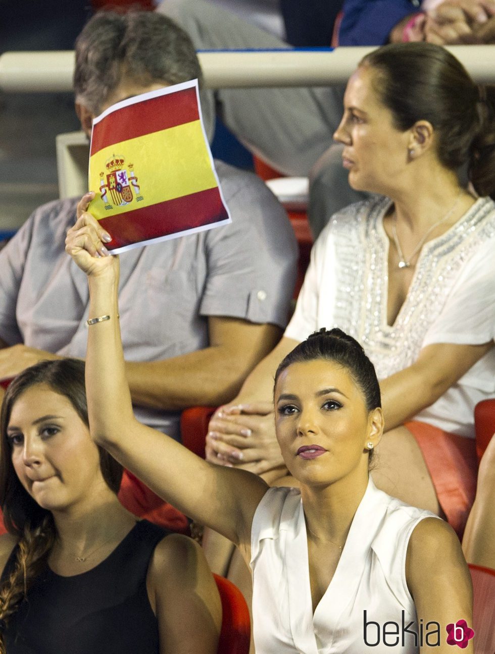 Eva Longoria ondeando la bandera española en el Torneo de Tenis de Acapulco