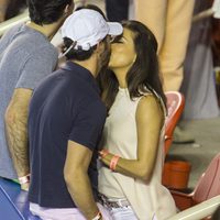 Eva Longoria y José Antonio Bastón besándose en el Torneo de Tenis de Acapulco