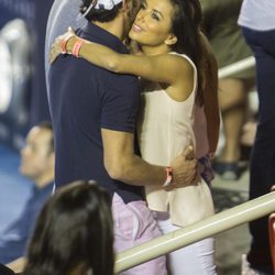 Eva Longoria y José Antonio Bastón abrazándose en el Torneo de Tenis de Acapulco