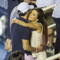 Eva Longoria y José Antonio Bastón abrazándose en el Torneo de Tenis de Acapulco