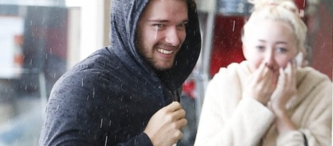 Patrick Schwarzenegger y Noah Cyrus bajo una tormenta en Toluca