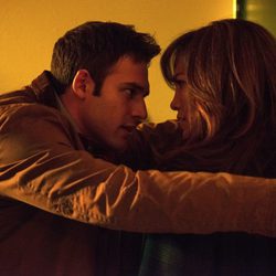 Ryan Guzman y Jennifer Lopez en una escena de 'Obsesión'