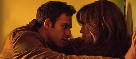 Ryan Guzman y Jennifer Lopez en una escena de 'Obsesión'