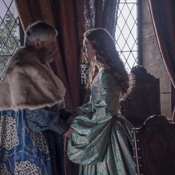 Joan Crosas y Blanca Suárez en una escena de 'Carlos, Rey Emperador' 