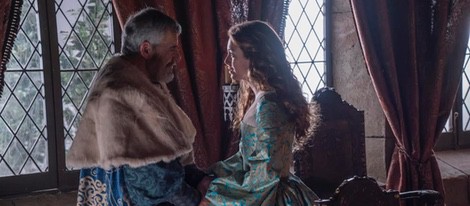 Joan Crosas y Blanca Suárez en una escena de 'Carlos, Rey Emperador' 