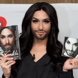 Conchita Wurst en la presentación de su autobiografía y su nuevo single