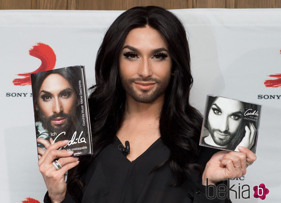 Conchita Wurst en la presentación de su autobiografía y su nuevo single