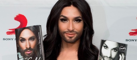 Conchita Wurst en la presentación de su autobiografía y su nuevo single