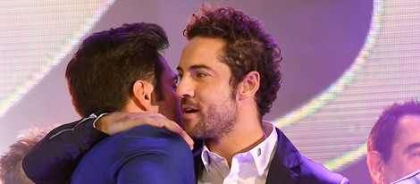 David Bisbal y David Bustamante se abrazan en los Premios Cadena Dial 25 Aniversario