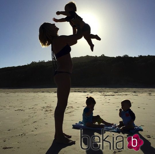 Elsa Pataky con sus hijos India Rose, Tristan y Sasha en la playa