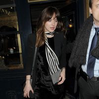 Dakota Johnson en la fiesta posterior al desfile de Balmain en Paris Fashion Week otoño/invierno 2015