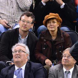 Susan Sarandon y  su novio Jonathan Bricklin asisten juntos a un partido