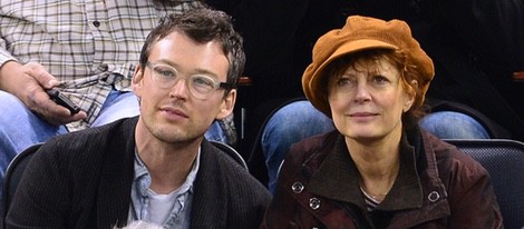 Susan Sarandon y  su novio Jonathan Bricklin asisten juntos a un partido