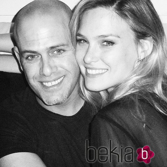 Adi Ezra y Bar Refaeli posan juntos