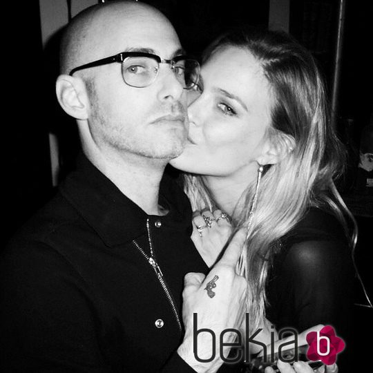 Bar Refaeli besa a su novio Adi Ezra