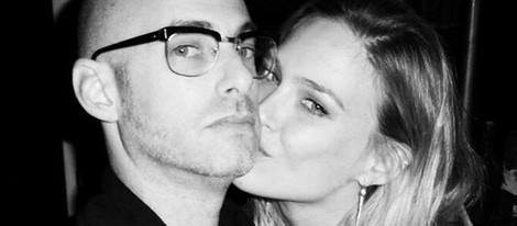 Bar Refaeli besa a su novio Adi Ezra