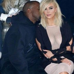 Kanye West susurra algo al oído de Kim Kardashian en la semana de la moda de París