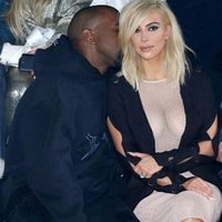 Kanye West susurra algo al oído de Kim Kardashian en la semana de la moda de París