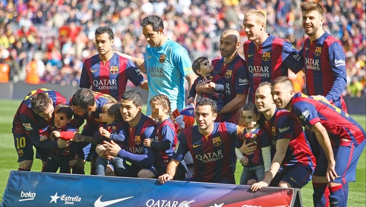 Los jugadores del Barça posan con sus hijos en el Camp Nou