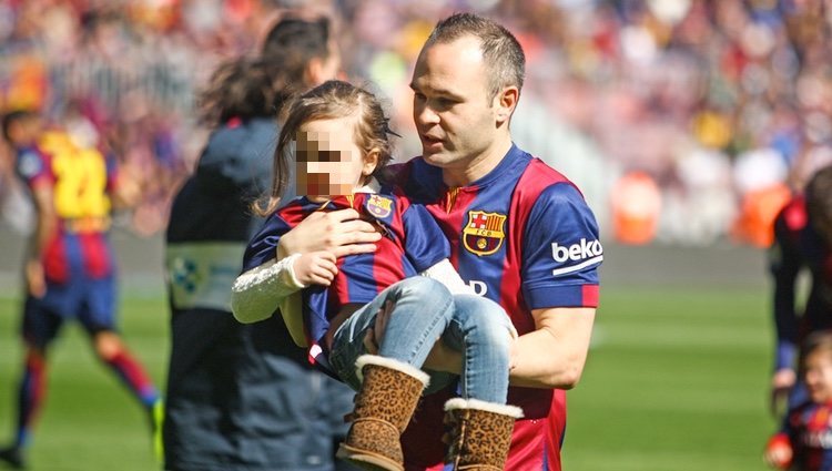 Andrés Iniesta con su hija Valeria en el Camp Nou