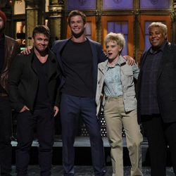 Chris Hemsworth con sus hermanos Luke y Liam Hemsworth en 'Saturday Night Live'