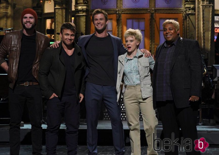 Chris Hemsworth con sus hermanos Luke y Liam Hemsworth en 'Saturday Night Live'