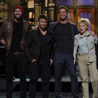 Chris Hemsworth con sus hermanos Luke y Liam Hemsworth en 'Saturday Night Live'