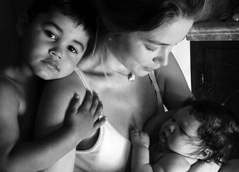 Doutzen Kroes celebrando el Día de la Mujer con sus hijos