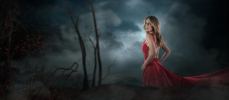 Edurne con un vestido rojo en el videoclip de 'Amanecer'