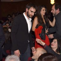 Dani Rovira y Clara Lago saludando a Karra Elejalde en la entrega de los Premios Unión de Actores 2015