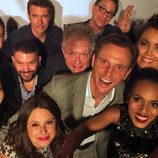 El reparto de 'Scandal' haciéndose un selfie