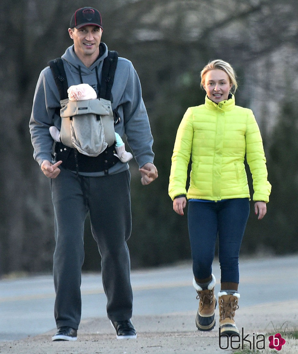 Hayden Panettiere y Wladimir Klitschko disfrutan de un paseo con su hija Kaya