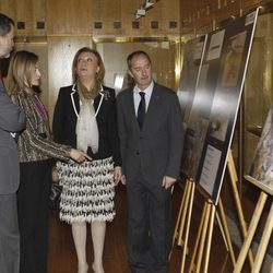 Los Reyes Felipe y Letizia visitan los paneles sobre los efectos de las inundaciones en Aragón