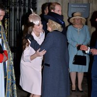 Kate Middleton y Camilla Parker se abrazan en el Día de la Commonwealth 2015