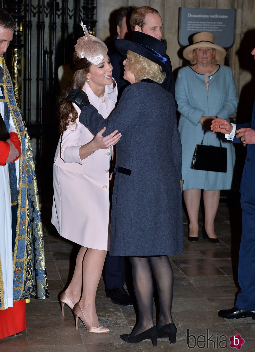 Kate Middleton y Camilla Parker se abrazan en el Día de la Commonwealth 2015