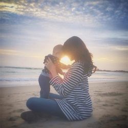 Raquel del Rosario sostiene a su hijo Leo en un atardecer en Venice Beach