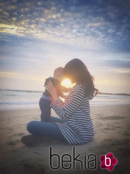 Raquel del Rosario sostiene a su hijo Leo en un atardecer en Venice Beach