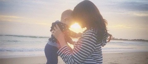 Raquel del Rosario sostiene a su hijo Leo en un atardecer en Venice Beach