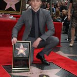 Jim Parsons con su estrella del Paseo de la Fama de Hollywood