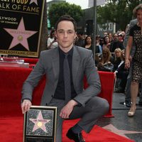 Jim Parsons con su estrella del Paseo de la Fama de Hollywood