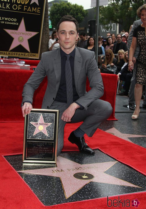 Jim Parsons con su estrella del Paseo de la Fama de Hollywood