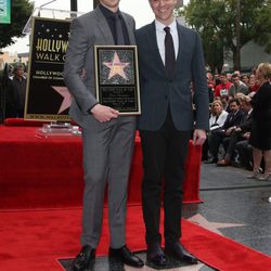 Jim Parsons con su novio Todd Spiewak recibiendo su estrella del Paseo de la Fama de Hollywood