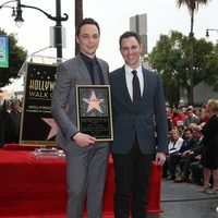 Jim Parsons con su novio Todd Spiewak recibiendo su estrella del Paseo de la Fama de Hollywood