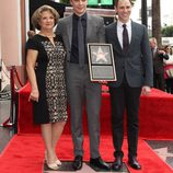 Jim Parsons con su madre Judy y su novio Todd Spiewak recibiendo su estrella del Paseo de la Fama de Hollywood