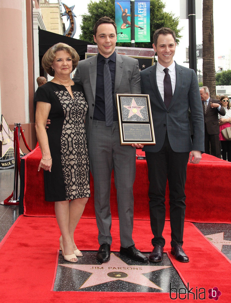 Jim Parsons con su madre Judy y su novio Todd Spiewak recibiendo su estrella del Paseo de la Fama de Hollywood