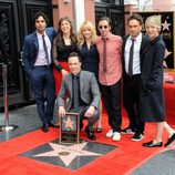 Jim Parsons con sus compañeros de 'The Big Bang Theory' recibiendo su estrella del Paseo de la Fama de Hollywood